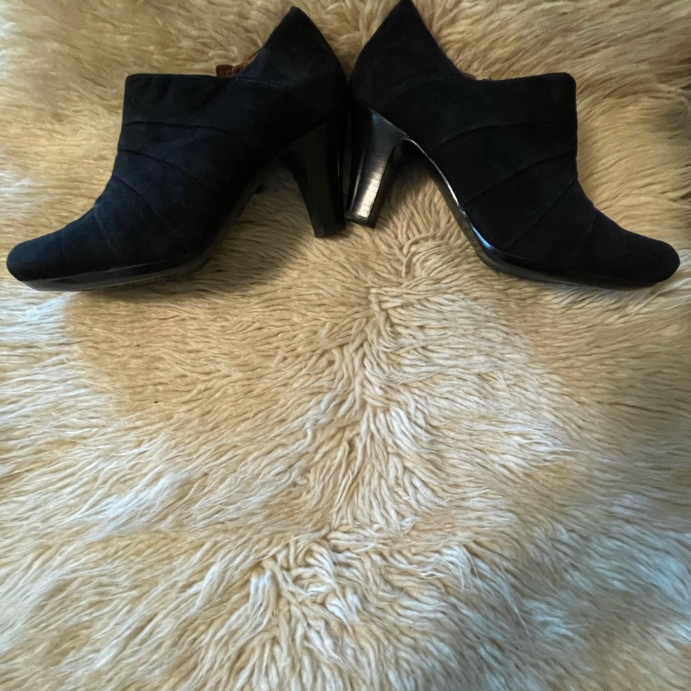 Clark’s Shooties black suede size 10.